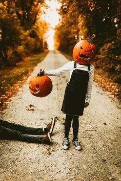 Photoshoot Ideas For Models, Pumpkinhead Photoshoot, Shooting Photo Couple, Head Challenge, Fall Photoshoot Family, Pumpkin Photography, Fall Photoshoot Ideas, Spooky Pictures, Pumpkin Family