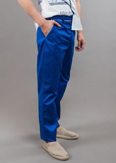 For a casual outfit with a touch of elegance 𝐖𝐢𝐥𝐥𝐢𝐚𝐦 men's pants are a great choice. The royal blue color attracts attention while the sewn-on straps above the pockets and waist further enhance sophistication and elegance.  The model is a regular fit of 65% cotton and 35% polyester, and due to its composition it is light on the body and retains its shape nicely.  Combined with the William shirt from my collection it will portray a man in a modern and different way.  Model is 187cm size M Blue Pants With Welt Pockets For Summer, Blue Cotton Pants With Straight Hem, Blue Cotton Relaxed Fit Pants, Blue Relaxed Fit Cotton Pants, Blue Cotton Chinos For Spring, Blue Cotton Pants With Relaxed Fit, Blue Cotton Straight Pants, Spring Blue Cotton Chinos, Blue Cotton Bottoms With Straight Hem