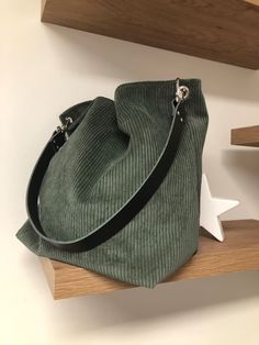 Khaki zöld Hobo táska, kivehető kemény bőr fogantyú / sötétzöld kordbársony táska, választható bőr / válltáska, sportruházat stílus - Etsy Hungary Corduroy Tote Bag, Sacs Tote Bags, Green Corduroy, Khaki Green, Hobo Bag, Leather Handle, Louis Vuitton Damier, Purses And Handbags, Mother’s Day