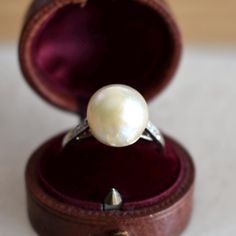 Antique ring (circa 1900) in 18-carat white gold. It features a pearl, likely a Mabé, and is flanked by three rose-cut diamonds on either side. Note: The pearl has a slight fissure on the side, subtle and not affecting its charm. Weight: 3.5 g Size: 58 FR (8.25 US - Q 1/2 UK) - Resizing Possible Metal: 18-carat Gold Stones: Pearl and Diamonds Pearl Diameter: 12 mm Guarantee Mark: Eagle's head (18-carat gold) Free Resizing & Free shipping Delivered with box & certificate Click on the link to take Luxury Antique Gold Pearl Ring, Luxury White Pearl Ring With Rose Cut Diamonds, Luxury Antique White Gold Pearl Ring, Elegant White Gold Diamond Ring With Cabochon, Classic Formal Pear-shaped Diamond Ring, Classic Pear-shaped Diamond Ring For Formal Occasions, Elegant White Gold Cabochon Rings, Elegant White Gold Rings With Cabochon, Vintage White Pearl Ring With Brilliant Cut