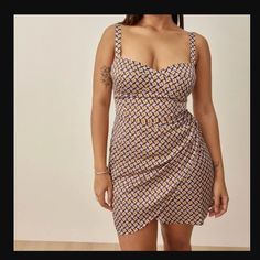 Link (Exact Pattern No Longer Listed): Https://Www.Thereformation.Com/Products/Fonda-Silk-Dress/1306180rhu.Html Description: The Fonda Is A Sleeve Dress, Mini Dress With A Sweetheart Neckline And A Fitted Waist. It Features Ruching Detail On The Sides And Can Be Worn Day-To-Night. Still New With Tags. In Perfect Condition. Fitted Purple Printed Dress, Banana Dress, Neckline Slimmer, Yellow Mini Dress, Organic Cotton Dress, Peach Dress, Spaghetti Strap Mini Dress, Linen Mini Dress, Reformation Dress