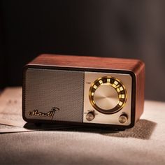 an old fashioned radio sitting on top of a table