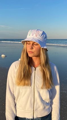 I cannot wait to wear my new beach sun hat. It is everything I was looking for!! CUTE, PRACTICAL, AND LARGE. Summer Beach Hats, Hat Outfits Summer, Bucket Hat Looks, Beach Bucket Hat, Bucket Hat Outfit, Hat Aesthetic