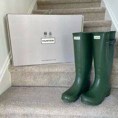 Waterproof: Protects Against Rain, Puddles And Slush To Keep Feet Dry In Wet Conditions Rubber Upper/Textile Lining/Rubber Sole Adjustable Strap Gently Used, Includes Original Box Shoes Green, Hunter Rain Boots, Hunter Shoes, Women Hunters, Hunter Green, Rain Boots, Rubber Sole, Original Box, Adjustable Straps