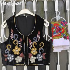 ❤️ Beautiful black vest with HANDMADE embroidery beaded flowers. This piece is truly a work of art! Our handmade vests are beautiful, stylish works of art combined with beads and sequins. The beads are charmingly arranged in colors that match perfectly with the carefully selected fabric. They are modern crop top style vests with a twist of indigenous and traditional textile from Mardin.  You can use it comfortably in your daily life or on special occasions. 💫 "Wearing it feels like getting a hu Black Floral Embroidery Sleeveless Vest, Bohemian Black Embroidered Vest, Black Folk Style Festival Vest, Folk Style Festive Vest With Floral Embroidery, Festive Folk Vest With Floral Embroidery, Traditional Black Vest For Festival, Stylish Words, Crop Top Styles, Womens Black Vest