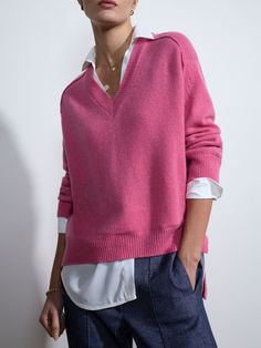 Our Looker Layered V-Neck in wool/cashmere features a relaxed fit, drop shoulders, curved high low hem and a georgette shirting underlayer for a 2 in 1 effect. Fuscia Sweater Outfit, V Neck Pink Sweater, Pink V Neck Sweater Outfit, Pink Sweater Outfit Aesthetic, Soft Summer Outfits Inspiration, V Neck Sweater Outfit, Style V Neck Sweater, Easy A, Sweater Layering