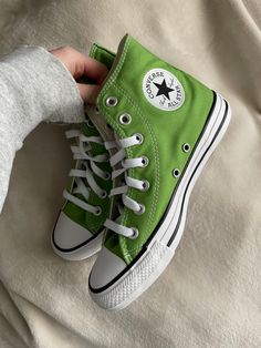 Converse Green Shoes, Converse Green Outfit, Green Converse Aesthetic, Lime Green Converse, Zapatillas Aesthetic, Converse Tumblr, Converse Shoes Aesthetic, Converse Art, Aesthetic Converse