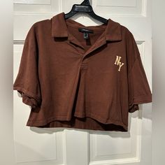 - Women’s Ny Brown Cropped Tee - Size Medium - Can Fit As A Bit Larger On Size Small, True To Size On Medium , Could Fit On Large As Well Just A Bit Tighter - Brand New ~ Bought And Never Worn ~ - Cotton Material Trendy Collared T-shirt For Streetwear, Collared Cotton Tops For College, Collared Graphic Print Top For Fall, Spring Collared T-shirt With Letter Print, Collared Tops For Summer College Season, Collared Tops For College In Summer, Graphic Print Collared Top For College, Casual Collared Tops For College, Collared Tops With Letter Print For Streetwear