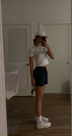 Minimalist Spring Outfits Casual, Phanny Pack Outfit, Summer Hat Outfits Casual, Outfits To Wear With Shorts, Soft Shorts Outfit, 100 Degree Weather Outfits, Swimsuit And Jeans, 20 Year Old Outfits, Cute Outfits With Hats