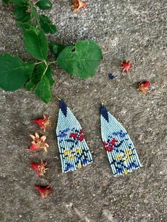 Tiny Flowered Beaded Boho Earrings, Huichol Earrings, Boho Green Floral Earrings, Indigenous Made, Traditional Beadwork ♥𝑇ℎ𝑒 𝑝𝑎𝑡𝑡𝑒𝑟𝑛 𝑜𝑓 𝑡ℎ𝑖𝑠 𝑒𝑎𝑟𝑟𝑖𝑛𝑔 𝑖𝑠 𝑖𝑛𝑠𝑝𝑖𝑟𝑒𝑑 𝑏𝑦 𝑡ℎ𝑒 𝑡𝑖𝑛𝑦 𝑐𝑜𝑙𝑜𝑟𝑓𝑢𝑙 𝑓𝑙𝑜𝑤𝑒𝑟𝑠 𝑜𝑓 𝑛𝑎𝑡𝑢𝑟𝑒 𝑎𝑛𝑑 𝑐𝑟𝑒𝑎𝑡𝑒𝑑 𝑏𝑦 𝐻𝑊𝐵𝑒𝑎𝑑𝐽𝑒𝑤𝑒𝑙𝑟𝑦. ♥𝑀𝑎𝑑𝑒 𝑢𝑠𝑖𝑛𝑔 𝑓𝑟𝑒𝑒ℎ𝑎𝑛𝑑 𝑏𝑒𝑎𝑑𝑖𝑛𝑔 𝑤𝑜𝑣𝑒𝑛 𝑡𝑒𝑐ℎ𝑛𝑖𝑞𝑢𝑒𝑠 𝑤𝑖𝑡ℎ 𝑠𝑡𝑟𝑜𝑛𝑔 𝑠𝑦𝑛𝑡ℎ𝑒𝑡𝑖𝑐 𝑡ℎ𝑟𝑒𝑎𝑑. ♥𝑇ℎ𝑒 𝑠𝑖𝑧𝑒 𝑜𝑓 𝑡ℎ𝑒 𝑠𝑒𝑒𝑑 𝑏𝑒𝑎𝑑𝑠 ? Bohemian Tiny Beads Flower Earrings, Bohemian Flower Beaded Earrings With Tiny Beads, Bohemian Flower Shaped Beaded Earrings With Tiny Beads, Bohemian Flower Shaped Beaded Earrings, Blue Beaded Bohemian Flower Earrings, Huichol Earrings, Fringe Earring, Light Earrings, Beaded Earrings Patterns