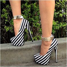 Oh my goodness!!! Love these! Heels Online, High Heel Boots