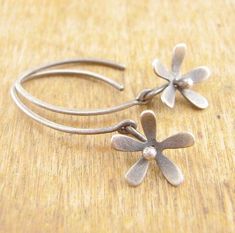 Cold Connections, Flowers Earrings, Earrings Tutorial, Metalsmithing Jewelry, Silver Flower Earrings, Jewelry Design Inspiration, Silver Earrings Handmade, Metal Flower, Tiny Hand