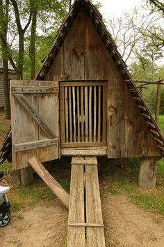 a small wooden structure in the grass