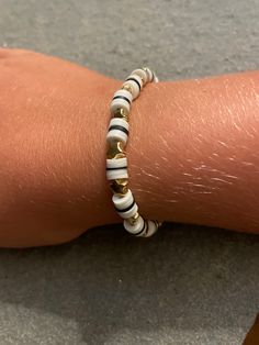 A simple yet chic bracelet for anyone who misses the beach! Beachy Bracelets, Bracelet Simple, Chic Bracelet, Jewelry Bracelets, The Beach, Handmade Items, Beaded Bracelets, Bracelet, Quick Saves