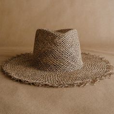 Discover the Acapulco hat: a new frayed straw hat handmade in México from seagrass. Shine at your holiday destination with this light and airy hat. The frayed edge and diamond shape of the crown give it a boho-chic touch. The elastic band on the inside provides strength and wearing comfort. Handcrafted in Mexico Ethically made from natural material Support artisanal communities Brand Partnership with Sandoval. Casual Hats With Fringe And Curved Brim, Summer Sun Hat In Toquilla Straw With Open Weave, Casual Sun Hat With Fringe And Curved Brim, Summer Sun Hat With Curved Brim And Open Weave, Summer Sun Hat With Open Weave And Curved Brim, Vacation Sun Hat With Open Weave In Toquilla Straw, Vacation Straw Hat With Open Weave And Curved Brim, Vacation Straw Hat With Curved Brim And Open Weave, Vacation Sun Hat With Curved Brim And Open Weave