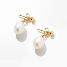 Inspirant un sentiment d'élégance intemporelle, ces boucles d'oreilles pendantes en perles en or massif 14 carats sont l'accessoire parfait pour toute occasion spéciale. Conçues pour la mariée moderne, la demoiselle d'honneur ou toute femme à la recherche d'une touche de luxe, ces boucles d'oreilles serties de zircones cubiques offrent une démonstration éblouissante de savoir-faire. Offrant un équilibre étonnant entre classique et contemporain, ces boucles d'oreilles de mariée 14 carats constitu Gold Pearl Drop Earrings, Pearl Wedding Earrings, Drop Earrings Pearl, Pearl Drop Earrings Gold, Bezel Set Earrings, Pearl Earrings Wedding, The Modern Bride, Set Earrings, Pearl Wedding