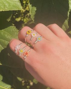 This flower inspired ring is a dainty addition to your ring collection! Made from copper wire and glass seed beads, this ring comes in your choice of a sunflower, daisy, pastel blue, pastel orange, pastel green, or pastel pink. Sunflower Daisy, Flower Rings, Pastel Orange, Ring Wire, Ring Flower, Bleu Pastel, Blue Pastel, Wire Ring, Rose Pastel