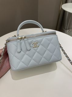 Chanel 21K Top Handle Vanity RectangularBaby Blue Lambskin LGHWSize 16 x 10 x 8 cmChain drop 54 cmSeries 31Sept 2021New w Seal (minimal storage sign if any otherwise new unused)Includes full set box, dust bag and ity card and receiptPrice now 3350 sgd 2530 usd CN5993-03 Chanel Vanity Bag, Chanel Vanity, Minimal Storage, New Taiwan Dollar, Buy List, Vanity Bag, Gold Ounce, North Korean, Pretty Bags