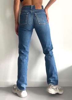 Stunning vintage Levis 501 - XS - amazing blue wash - excellent vintage condition - 90s Measurements: Waist: 31 cm Hips: 50 cm Rise: 26 cm Inseam: 80 cm Outseam: 104 cm Material: 100% Cotton (jeans do not stretch) - Excellent vintage condition - Made in USA - W26 L32 R Levis Vintage, 90s Jeans, Jeans High Waist, Vintage Levis 501, Cotton Jeans, Hot Jeans, Levi's 501, Levis 501, Classic Blue