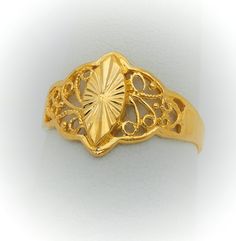 Anillo de Mujer Estilo Almendra Calada Descripciòn: Esta hermosa sortija para mujer está elaborada en oro de 10 quilates de color amarillo y presenta un elegante diseño de almendra calada con un tejido alrededor de la misma, que simula la delicada técnica de la filigrana. El resultado es una pieza muy bonita y sofisticada que sin duda será un complemento perfecto para cualquier ocasión. Además, su excelente precio la convierte en una opción muy accesible y atractiva para quienes buscan calidad y Heirloom Jewelry For Celebrations, Yellow Filigree Jewelry, Yellow 22k Gold Rings, Stone Gold Ring, Good Morning Clips, Woman Ring, Lehenga Designs Simple, 10k Gold Ring, Jewelry Style