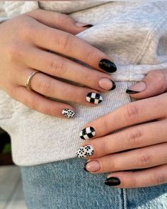 Trendy Easy Nails, Short Nail Black And White Designs, Fall Vintage Nails, Fall Nails Ideas Autumn Checkered, Black And White Nail Aesthetic, Cute Nails Acrylic Fall Theme, Checkered Nail Art Designs, Fall Nail Designs Checkered, Easy Simple Acrylic Nails