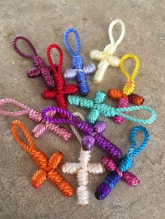 there are many different colors of rope on the floor with one knot in the middle