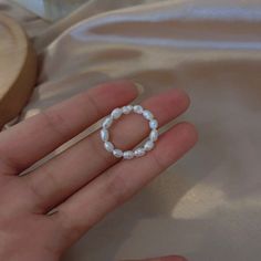 ¡El anillo perfecto para añadir elegancia a cualquier conjunto! El anillo con cuentas de perlas de agua dulce presenta una cuenta de 4 mm y hermosas y brillantes perlas de agua dulce, montadas en una banda elástica resistente y duradera. Se puede usar solo o en capas con nuestro anillo con cuentas de media perla de agua dulce para obtener vibraciones extra lujosas.
 ♥COMPARTE LA FELICIDAD♥ Un gran regalo para cualquier amante de la joyería.
 ESPECIFICACIONES:
 Material antialérgico
 Color: PERL X Ring, Beaded Ring, Ocean Inspiration, Beaded Rings, Perfect Ring, Jewelry Lover, Pearl Beads, Elastic Band, Fresh Water