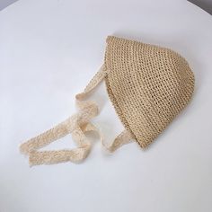 Mantenga a su pequeña elegante y protegida del sol con nuestro sombrero de juncia natural para niñas. El gorro está hecho de un material suave y liviano, que no causará irritación ni molestias en la delicada piel de su bebé. Viene con una correa segura y un bonito borde de encaje en el ala, lo que lo hace perfecto para viajes escolares o a la playa.

 Especificaciones:



 Diseñado con una textura fina para protegerse del sol.

 Suave y transpirable, agradable para la piel del bebé.

 Es un gran regalo para familiares, amigos y seres queridos.



 Material: poliéster, paja 


















 El paquete incluye: 1 sombrero 




 Tabla de tallas (cm) (1 cm = 0,394 pulgadas) 








 Talla S: Circunferencia de la cabeza del sombrero 48 cm (18,89 pulgadas)



 Talla M: circunferencia de la c Baby Summer Hat, Hat For Baby, Princess Hat, Baby Girl Hat, Summer Straw Hat, Newborn Baby Hats, Hat Size Chart, Baby Sun Hat