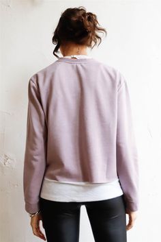 🖤 Cozy up in style with our Lilac Grey Long Sleeve Sweatshirt! This non-stretchy, relaxed fit top features a soft fleece lining and raw hem for a touch of street style. The dropped shoulders and cuffed sleeves add a fun and playful vibe. Perfect for staying warm and looking cool. 🖤 Item features: Lilac grey, solid color, crew round neckline, long cuffed sleeves, raw hem, dropped shoulders, non-stretchy, relaxed fit, fleece lining, soft to touch, cozy, warm, basic, stylish, street style. Relaxed Fit Crew Neck Cropped Sweater For Fall, Stretch Cropped Sweater With Ribbed Crew Neck, Solid Long Sleeve Cropped Sweater For Layering, Spring Cropped Crew Neck Sweater, Solid Cropped Sweater For Layering, Stretch Cropped Sweater With Ribbed Cuffs For Layering, Cotton Cropped Sweater With Ribbed Cuffs For Layering, Fall Cotton Cropped Sweater With Ribbed Neckline, Fall Cropped Cotton Sweater With Ribbed Neckline