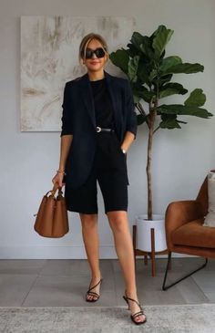 25 SUMMER OUTFITS 2024 - valemoods Long Shorts Work Outfits, Black Blazer And Shorts Outfit Classy, Summer Work Meeting Outfit, Bermuda Shorts Outfit Work, Black Short Pants Outfit, Office Shorts Outfit, Shorts Office Outfit, Shorts With Blazer Outfits, Bermuda Pants Outfits