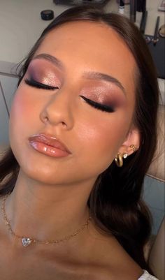 Black And Rose Gold Eye Makeup, Pink Makeup Looks Brown Skin, Rose Gold Makeup Looks Prom, Maquillage Rose Gold, Rose Gold Quince Makeup, Prom Make Up For Brown Eyes, Rose Gold Bridal Makeup, Rose Gold Eyeshadow Looks, Makeup Look On Brown Skin