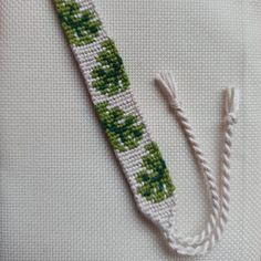 Alpha friendship bracelet pattern #57405 variation #100242 added by Heidiv. leaves jungle trees tropical leaf summer greenery floral flower flowers vine vines rainforest nature. Bookmark Yarn Ideas, Nature Friendship Bracelet Pattern, Aesthetic Friendship Bracelets Patterns, Bracelet Making Patterns, How To Start A Friendship Bracelet, Yarn Bracelet Patterns, Leaf Bracelet Pattern