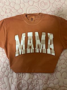 The perfect fall shirt for any momma! -True to size -Made with High Quality Materials Retro Brown T-shirt For Fall, Fall College Brown Tops, Brown Cotton Top For College, Brown Screen Print Top For Fall, Mama Tee, Mama Shirts, Fall Shirt, Fall Shirts, Comfort Colors