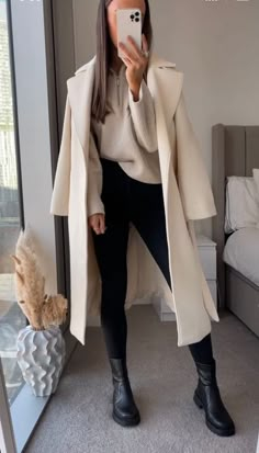 FALL OUTFIT INSPO | AUTUMN FASHION 2022 Outfit Chic, Beige Coat, Looks Street Style, Mode Inspo, Looks Chic, Autumn Outfit, Fall Fashion Outfits