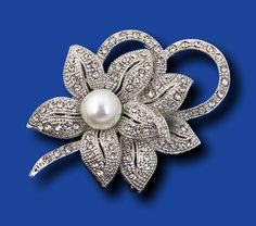 Very beautiful openwork brooch in the shape of flowers in new silver color of openwork quality Art Deco spirit set with "rhinestone diamonds" and set with its large pearly white collection pearl. Solid clasp, see photos for support. This flower-shaped jewel brooch in the old-fashioned style will seduce you with its certain charm and its Art Deco side. Perfect for making an original and unique gift or to expand your personal collection. As a gift, a small gift bag. Dimensions: Length: 5.5 cm Widt Silver Brooches With Diamond Accents For Evening, Elegant Flower Shaped Brooches For Anniversary, Ornate Silver Brooches For Evening, Silver Rhinestone Brooches For Anniversary, Silver Flower Shaped Brooch With Floral Decoration, Silver Flower Brooch With Floral Decoration, Elegant Silver Filigree Brooches, Silver Flower Brooch With Flower Decoration, Ornate Flower Brooch For Wedding