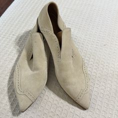 Euc Dries Van Noten Slip-On Loafers Made In Italy Color In Cream Stunning, Easy To Dress These Up Or Down Woman's Size 39 Suede Classy Classy Slight Mark Ontge Top Of Shoe As Pictured Beige Suede Pointed Toe Loafers, Suede Loafers With Brogue Detailing And Pointed Toe, Beige Pointed Toe Loafers Medium Width, Beige Loafers With Medium Width And Pointed Toe, Pointed Toe Loafers With Brogue Detailing For Galas, Dries Van Noten Shoes, Suede Loafers, Dries Van Noten, Flat Shoes Women