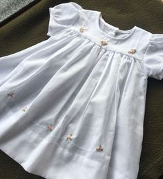 Pent Trouser Designs, White Dress Kids, Embroidery Baby Dress, Embroidery Baby Clothes, Baby Dress Embroidery, Couture Bb, Dress Design Ideas, Cute White Dress