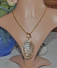 Dive into elegance with our beautiful necklace, featuring an 18K gold-plated stainless steel chain and a stunning Pinto abalone shell as the centerpiece. This unique piece measures approximately 42 cm (17") and secures with a stylish 18K gold-plated toggle clasp. Perfectly blending classic and trendy, the necklace captures an oceanic theme, making it a must-have for mermaid-inspired jewelry lovers. Plus, it's reversible, offering versatile styling options. Whether you're dressing up for a specia Elegant Pendant Shell Necklace With Lobster Clasp, Gold Pearl Necklace With Large Pendant, Unique Gold Long Chain Necklace, Elegant Gold Shell Necklace With Lobster Clasp, Elegant Gold Round Shell Necklace, Unique Gold Pendant Pearl Necklace, Unique Gold Necklace With Chain, Unique Gold Shell Necklace Gift, Handmade Gold Long Shell Necklace