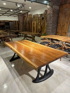 tables and benches are lined up in a room