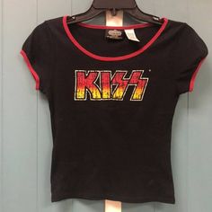 Super cool tee Has a bleach stain Otherwise nice shirt Kiss Band Shirt, Band Crop Tops, Band T Shirt Outfit, Kiss Rock Band, Band Tank Tops, Dr Wardrobe, Draw Hair, Diamond Wallpaper, Kiss Band