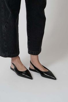 Slingback flats with a pointed toe in black patent leather.    - 100% leather  - made in italy Slingbacks Outfit, Outfit Street Style, Slingback Flats, Slingbacks, Black Flats, Black Patent Leather, Proenza Schouler, Patent Leather, In Italy