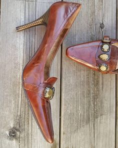 Stunning  leather shoes In western style  Great for every day Brand : Nine West Color :brown Size  8.5 M Heel 4 inches Sole length 11 inches Ball of foot 3.4 inches Measurements are from the outside of the shoe ,it's best to compare the measurement with a pair of shoes you comfortable in . See measurement on photos please Great vintage condition Steampunk Cowboy, Prince Clothes, Cowboy Shoes, Cowboy Costume, Tuxedo Women, Silk Cocktail Dress, Womens Pumps, Western Leather, Shoes Brown