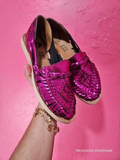 Estamos felices de introducir estos nuevos colores metalicos que estan de moda y haran que tus atuendos luzcan brillates y unicos. Huaraches are not made in half sizes, The reason is they're made out of leather and will stretch out and mold your feet. Ex: If you are size 8.5 I recommend you to order a size 8, if you order a size 9 they may fit you loose, 8 will fit snugly but once you break them in they'll mold to your feet. This is a handmade product, they might have small details Natural leath Closed Toe Huaraches For Fiesta In Spring, Spring Fiesta Open Toe Huaraches, Round Toe Huarache Sandals For Cinco De Mayo Fiesta, Spring Fiesta Open Toe Huarache Sandals, Spring Fiesta Huaraches With Round Toe, Summer Festival Huaraches With Round Toe, Summer Slip-on Huaraches With Rubber Sole, Summer Fiesta Round Toe Huarache Sandals, Summer Fiesta Huarache Sandals With Round Toe