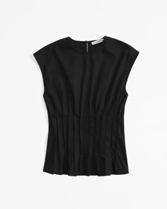 Flattering top in our soft poplin fabric, with on-trend pleating details along the bodice, crew neckline and back keyhole detail. Spring Blouses For Women, Corporate Girlie, Fall Blouses, Business Fits, Business Casual Tops, Business Casual Capsule, Boring Outfits, Gameday Fits, Business Casual Top