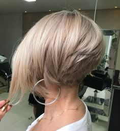 Short Bobs, Wavy Bob Hairstyles, Angled Bob, Penteado Cabelo Curto, Trending Hairstyles