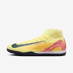 the nike zoom flyknit 2 is shown in yellow and pink