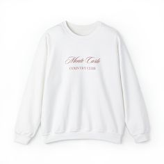 Das Monte Carlo Country Club Sweatshirt im Old Money Style ist ideal für jede Situation und bietet puren Komfort. Das unisex Sweatshirt besteht aus einer Mischung aus Polyester und Baumwolle, wodurch das Design frisch und schön aussieht. Der Kragen ist gerippt gestrickt und behält auch nach dem Waschen seine Form. Diese Pullover haben keine kratzenden Seitennähte.     50% Baumwolle, 50% Polyester     Mittelschwerer Stoff (8,0 oz/yd² (271,25 g/m     Lockere Passform     Eingenähtes Etikett     Entspricht der Größe Mit dem Monte Carlo Country Club Sweatshirt im Old Money Style bist du immer perfekt gekleidet und fühlst dich rundum wohl. Egal ob beim entspannten Spaziergang oder beim Treffen mit Freunden, dieses Sweatshirt ist ein absoluter Hingucker. Zeige deine Liebe zum klassischen Stil un Classic Crew Neck Tops With Letter Print, Classic White Sweater With Letter Print, Classic White Letter Print Sweater, Old Money Sweater, College Sweater, Retro Sweatshirts, Style Sweatshirt, Old Money Style, Vintage Shirt