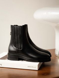 - Bottines à élastique

- Fabriquées à la main au Portugal

- Extérieur en cuir (tannerie : Italie)

- Doublure en cuir

- Semelle en cuir et caoutchouc

- Hauteur de talon : 3,5 cm

- Épaisseur de semelle (à l'avant) : 1,5 cm Flat Chelsea Boots, Fall Sneakers, Mary Jane Ballet Flats, Oxford Platform, Work Accessories, Wedge Loafers, Cold Weather Boots, Platform Clogs, Chelsea Boots Women