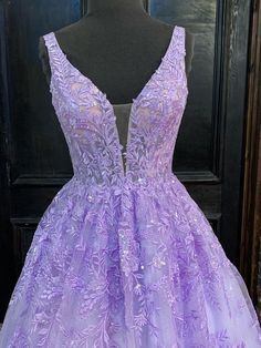 Silhouette: Eine Linie
Taille: Natürlich
Ärmellänge: Ärmellos
Stoff: Spitze
Gezeigte Farbe: Lila
Eingebauter BH: Ja Prom Dresses Long Purple, Royal Ball Gowns, Lilac Prom Dresses, Lace Long Prom Dress, Cheap Prom Dresses Long, Prom Dress Long, Lace Formal Dress, Long Evening Gowns, A Line Prom Dresses