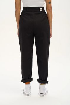 Addison - Tapered Twill Jeans in Black – Lucy & Yak Relaxed Fit Bottoms With Elastic Waistband And Tapered Leg, Chic Mom Fit Straight Leg Pants, High Waist Mom Fit Pants For Fall, Mom Fit Tapered Leg Bottoms With Pockets, Mom Fit Wide Leg Pants With Pockets, High Waist Relaxed Fit Cotton Dress Pants, High Waist Cotton Dress Pants With Relaxed Fit, Tapered Leg Mom Fit Pants With Pockets, Mom Fit Tapered Leg Pants With Pockets